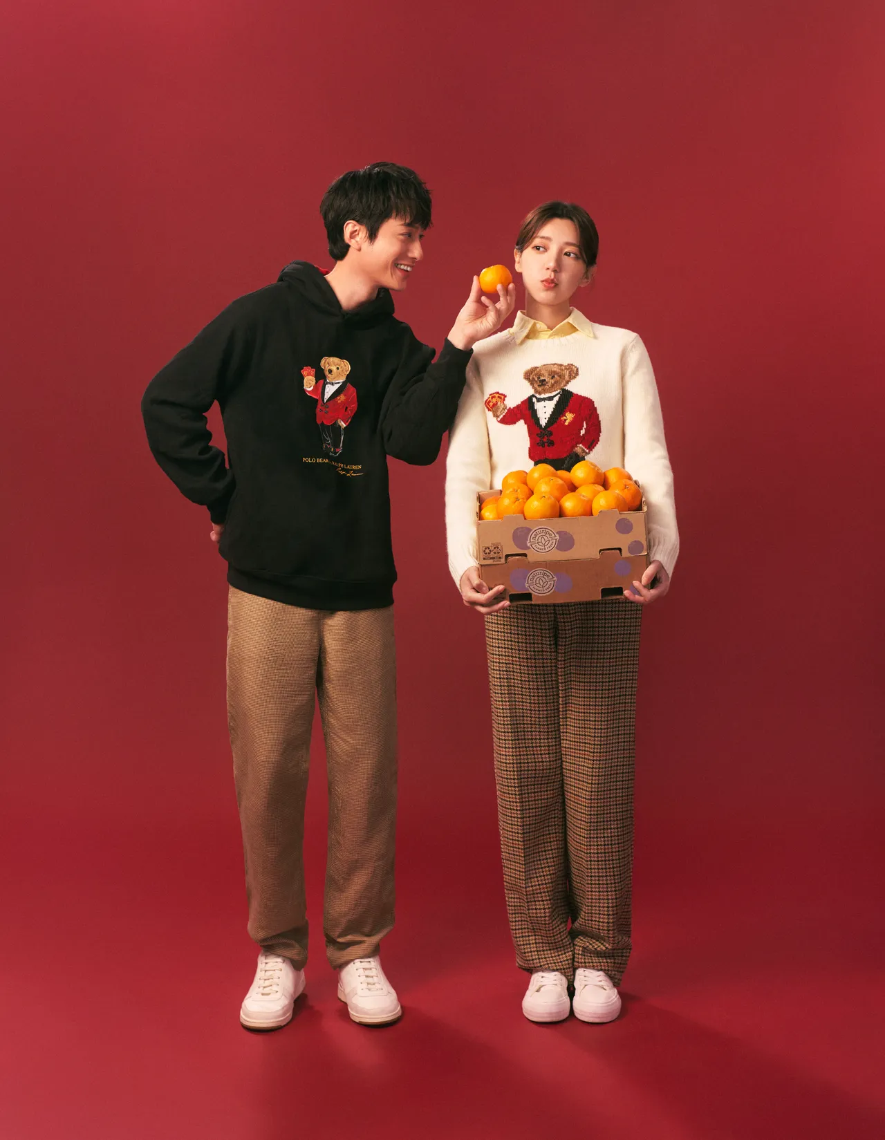 劉俊謙（左）拿起1顆橘色彷彿在逗郭雪芙（右）開心。品牌提供