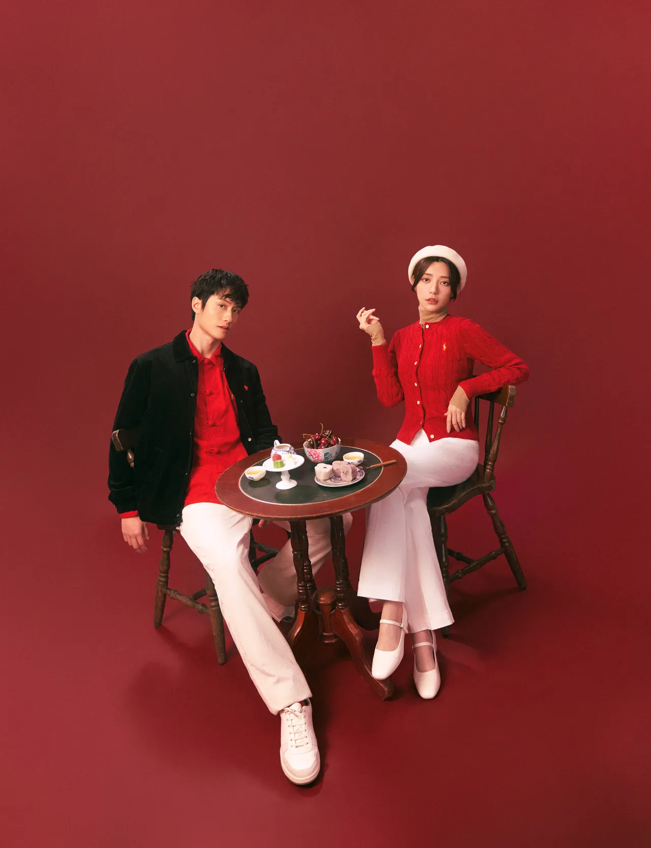 2人換上紅色單品點綴出濃濃的年節寓意。品牌提供