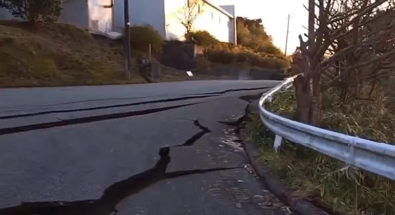 七尾市路面在日本地震後嚴重毀損。翻攝推特@knzk_noa