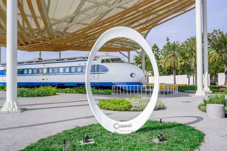 「高鐵假期」每條都結合台南站前最新開幕的「花魁車地景公園」安排旅客進入車室參觀。業者提供