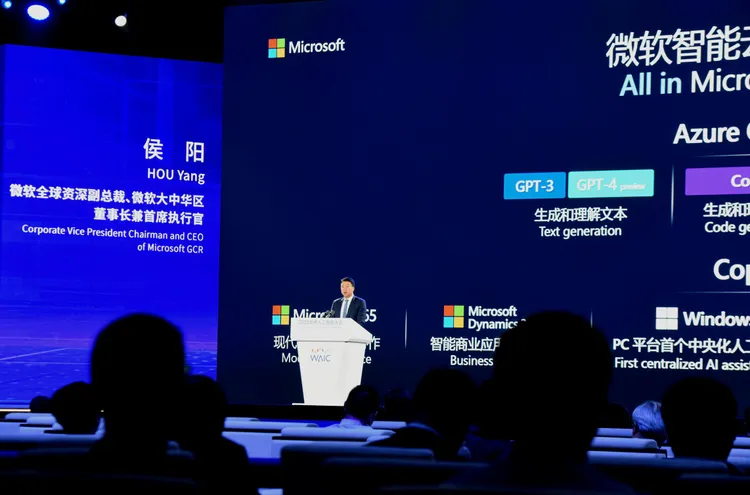 2023年7月上海「世界人工智能大會」上，微軟全球資深副總裁、微軟大中華區董事長兼首席執行官（執行長）侯陽致詞。新華社