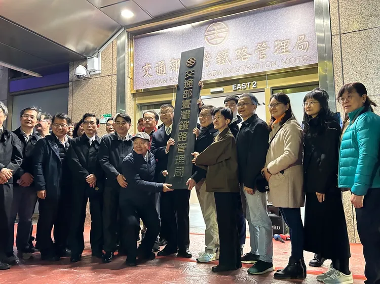 台鐵局局長杜微、副局長馮輝昇，將台北車站東二門牆上「交通部臺灣鐵路管理局」的銘銜牌取下。台鐵提供