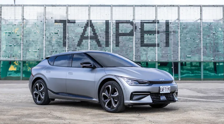 Kia EV6在2023年領牌近900台，持續蟬聯2023年非豪華進口電動車銷售冠軍。業者提供