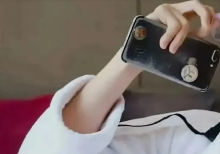 劉昊然手機外觀磨損嚴重。翻攝快科技