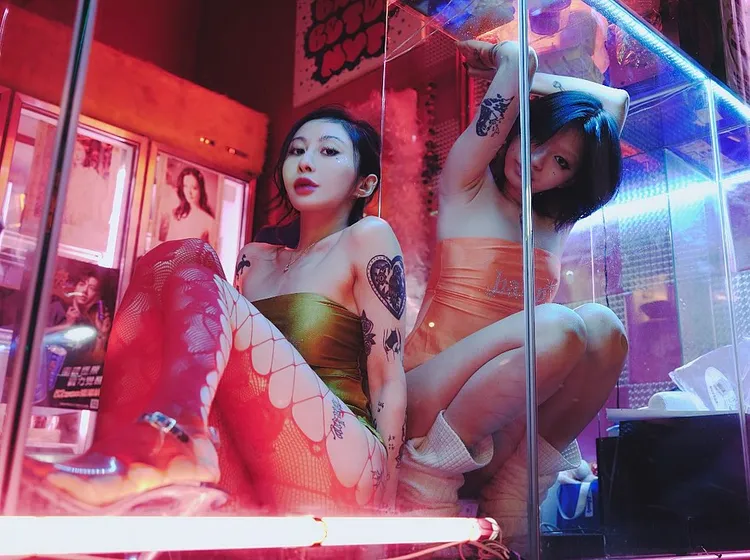 受訪的西施是寶貝檳榔攤創辦人、老闆Uki（左），經常在官方IG分享美照。翻攝自IG baby_betelnut