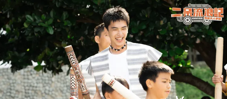 曾敬驊參加飛魚祭搗小米，不慎弄斷族人傳家木杵。公視提供