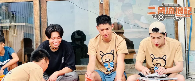 曾敬驊（右起）與朱軒洋到蘭嶼餐廳打工，巧遇金鐘得主鍾家駿。公視提供