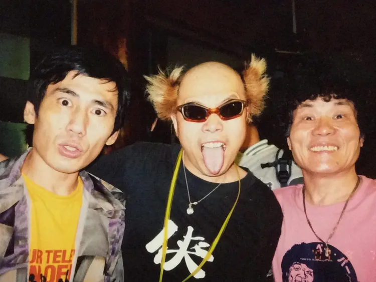 南部虎彈（中）16日才發文，無法接受好友超能力伊東（左）離世。翻攝nanbutorata推特