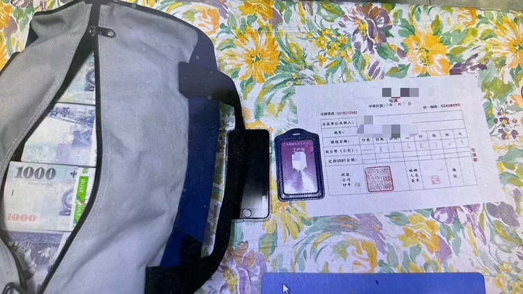 警方埋伏逮車手，起出相關證物。讀者提供