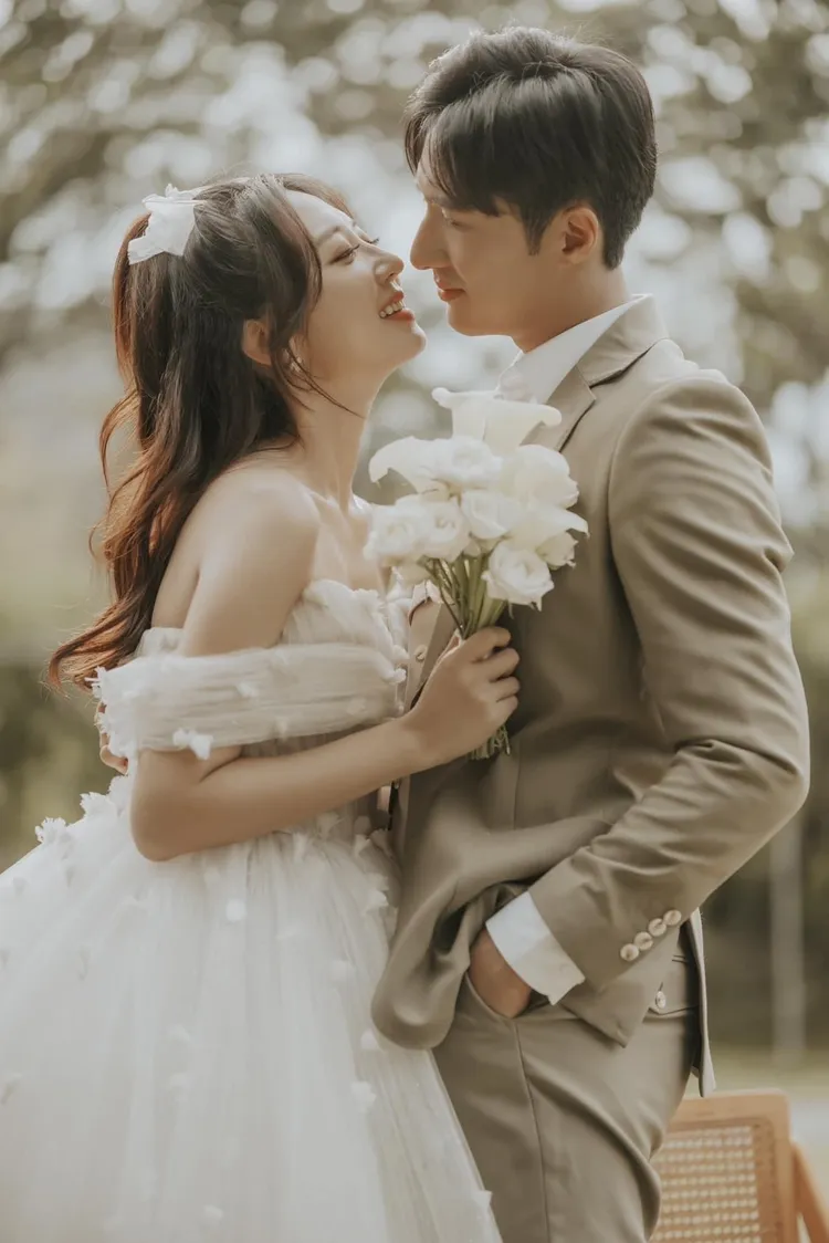 李運慶（右）和洪詩分享婚紗照。翻攝李運慶臉書