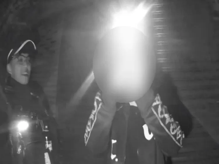 黃男開啟手機手電筒照射警員。桃園警分局提供