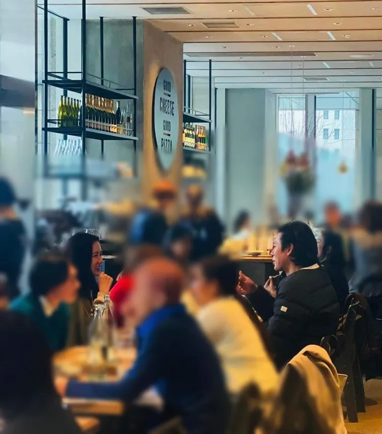 孫藝真（左）專注聽著玄彬說話，眼神滿是愛意。翻攝IG