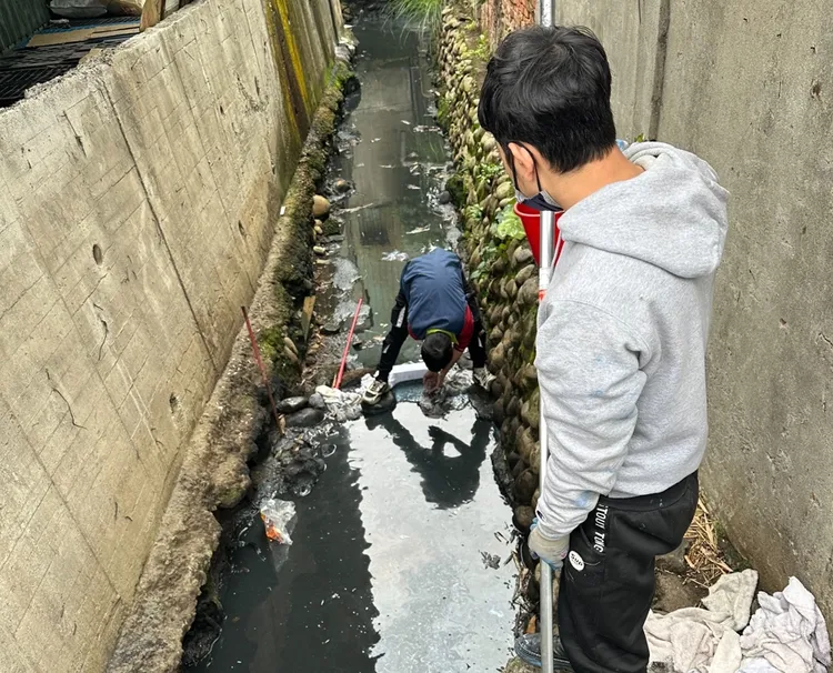 業者清理油漆，將環境復原。翻攝畫面