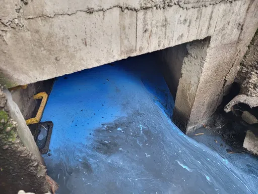 新莊這條溝驚現「詭異藍水」 禍首抓到!電機廠員工搞的鬼