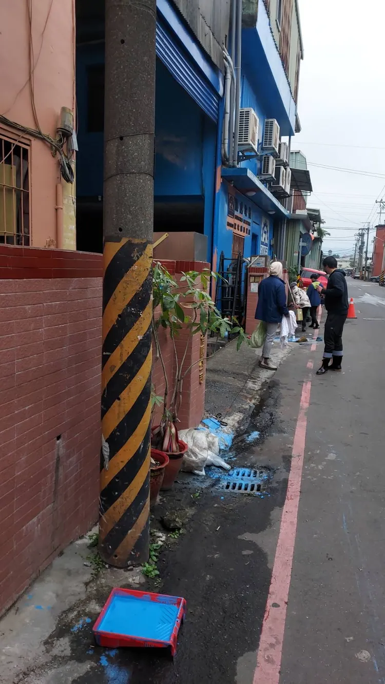 順成電機有限公司進行外牆粉刷，將藍色顏料打翻進入排水溝。翻攝畫面