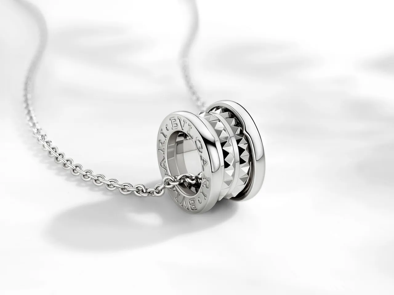 BVLGARI Save The Children慈善系列新款B.zero1 Rock纯银铆钉项链，2万5000元。品牌提供