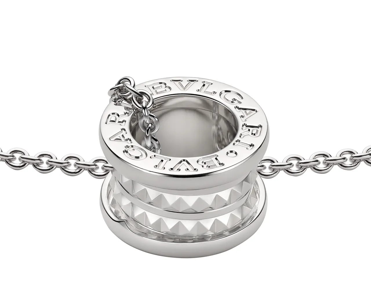 今年度慈善坠饰项链，设计灵感源自B.zero1 Rock系列，以全银项链配上圆形坠饰、金属铆钉营造潮流感。品牌提供