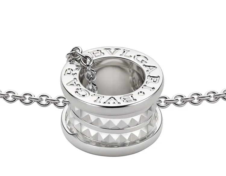 今年度慈善墜飾項鍊，設計靈感源自B.zero1 Rock系列，以全銀項鍊配上圓形墜飾、金屬鉚釘營造潮流感。品牌提供