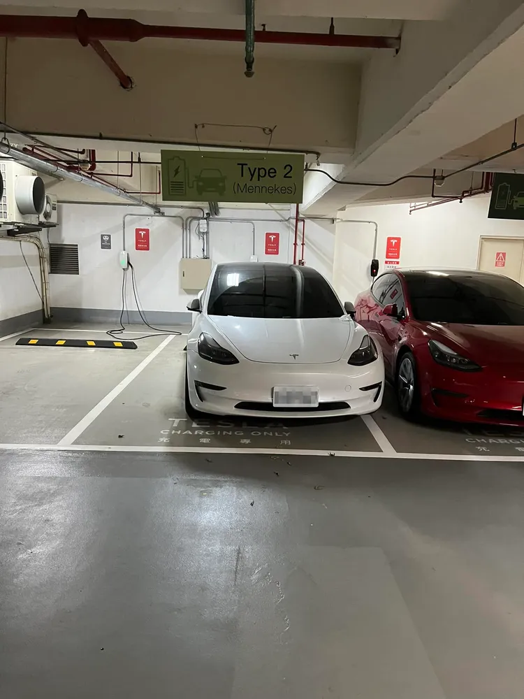 白車超出停車格位，緊鄰左色紅色特斯拉。翻攝自臉書「TESLA Taiwan Model 3/Y 特斯拉台灣車主群」