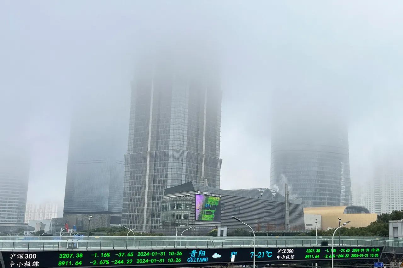 中國金融專家指A股真正問題是資金流動性枯竭;圖為今日上海街景,看板為今日指數。路透社