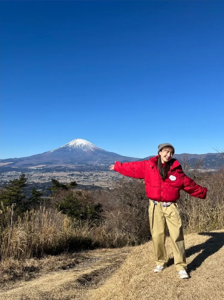 剛成為人妻的百田夏菜子昨PO出新年問候，表示很多工作進行中。翻攝kanakomomota_official IG