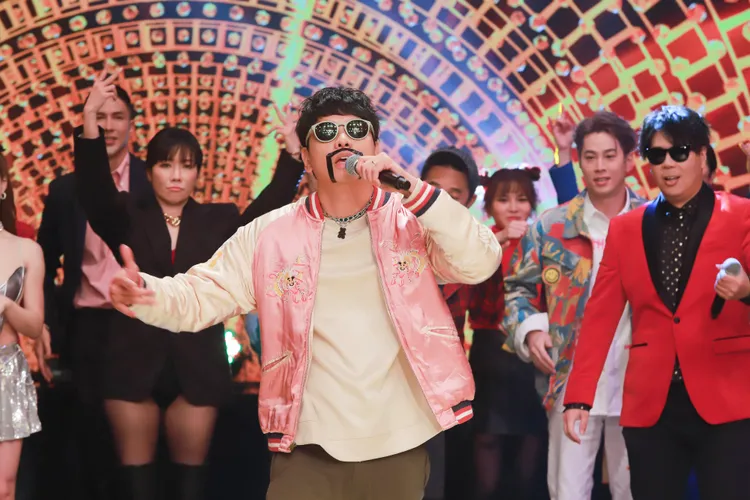 八弟模仿熱狗唱《我愛台妹》。民視提供