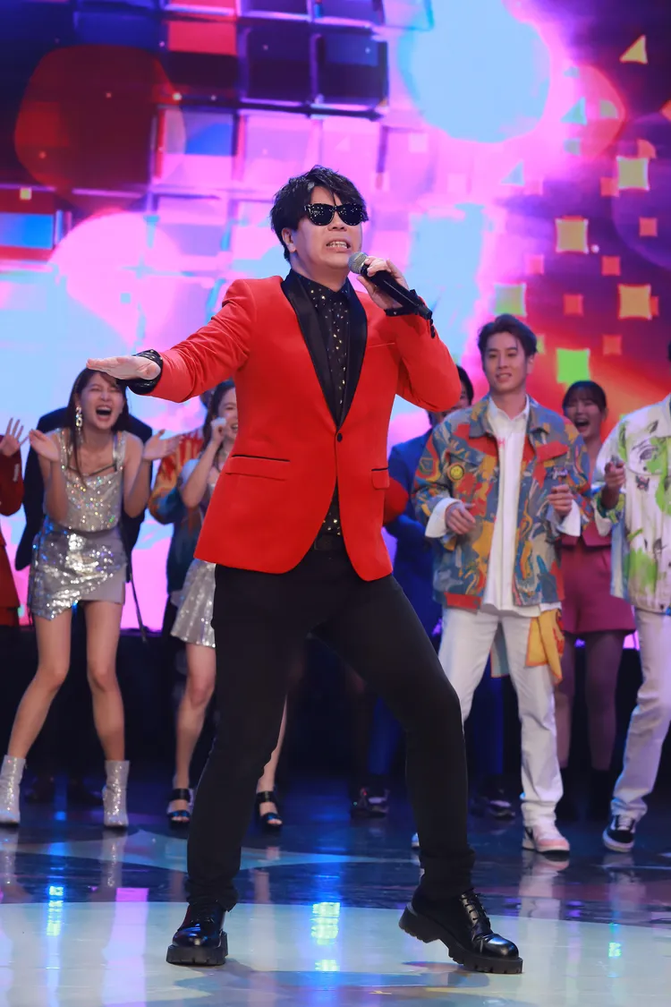 邵大倫戴上墨鏡，模仿李炳輝和蕭煌奇演唱。民視提供