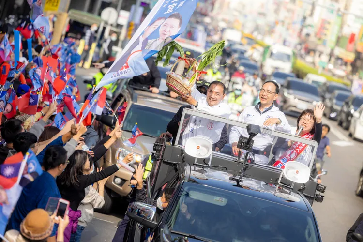 侯友宜8日到台南中樓勝安宮參拜，隨後市區車隊掃街拜票。侯總部提供