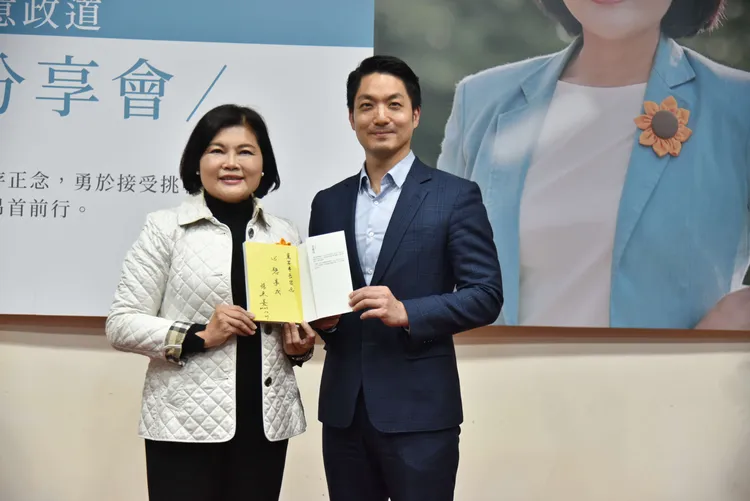 張麗善新年出新書，獲台北市長蔣萬安推薦。縣府提供