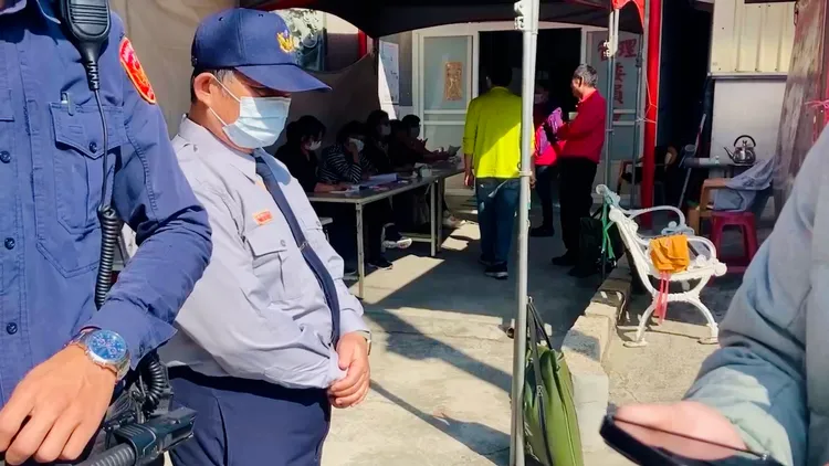 民眾黨2名外監人員欲進入錄影存證，未有證件遭請離。民眾黨南市黨部提供