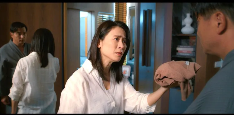 宣萱（左）和李銘順爭執不斷。三立提供