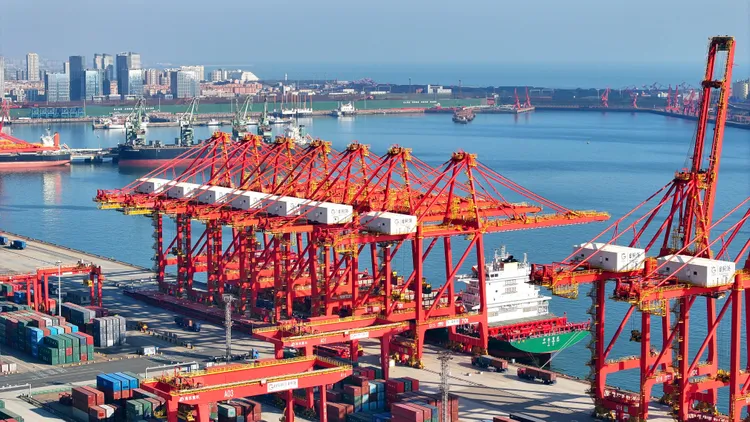 中國中科院預測中國2024全年經濟成長率可達5.3%；圖為山東日照港。新華社