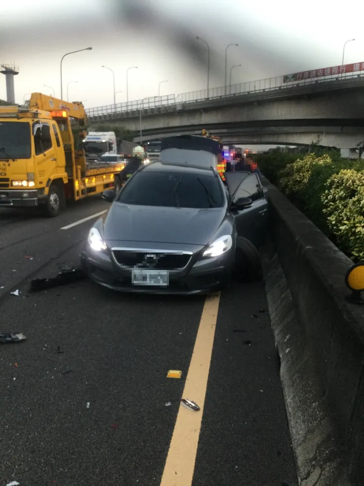 自小客自撞後，駕駛下車又遭後車撞上，造成1死1傷。翻攝畫面