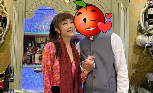 57歲美魔女迷倒異國男 吻照曝光!他一見鍾情說「我愛妳」