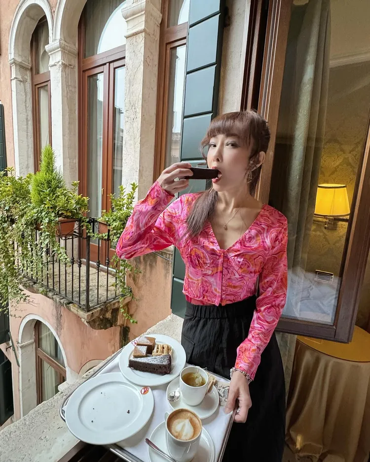 57歲的「凍齡美魔女」胡文英。翻攝《美魔女胡文英》的粉絲頁