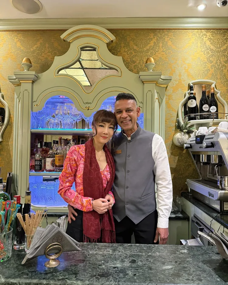 57歲的「凍齡美魔女」胡文英迷倒異國男，還對她說「我愛妳」。翻攝《美魔女胡文英》的粉絲頁