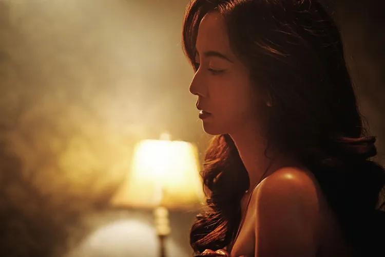 周曉涵劇中有性感絕美突破性演出。欣蘭企業股份有限公司提供