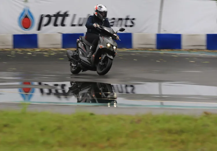 即使路面濕滑無法暴力式進彎，但JET SL+還是透過短軸距優勢帶來靈活車頭反應，同時懸吊積極的反應與支撐性，更是隨時為騎乘者提供充足的操駕信心。林浩昇攝