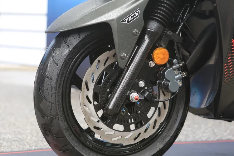 制動系統層面延續JET SL的前輪260mm大碟盤及單向雙活塞卡鉗，再搭載BOSCH 10.3 ABS系統與TCS循跡防滑系統。林浩昇攝