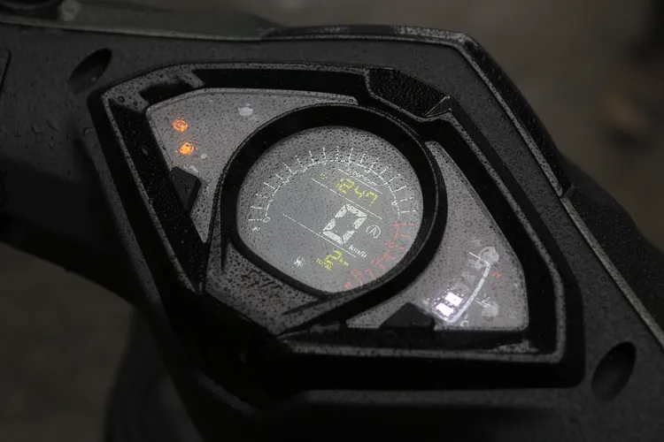 SYM JET SL+標準配備彩色LCD儀表板，大面積跳色的字體有相當不錯的資訊辨識度。林浩昇攝