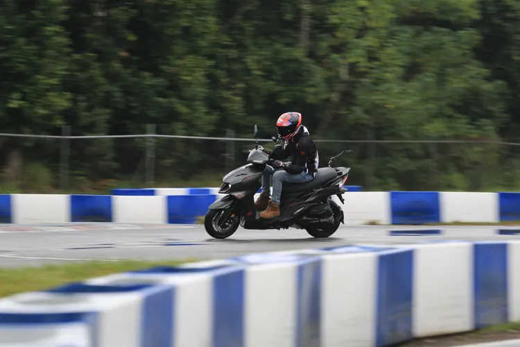即使當天下著小雨，但下場小試身手仍能感受到JET SL+加速時的飽滿輸出，且再加速的向前撲進姿態，充分展現了更為強烈的熱血氛圍。林浩昇攝
