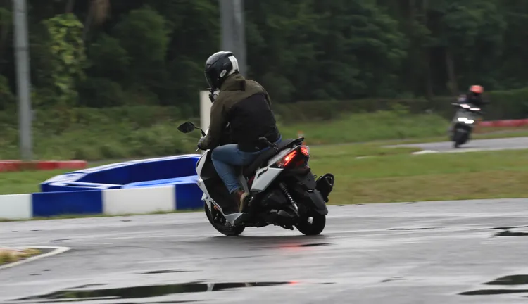 對於市區通勤同時想追求操控性的騎士來說，SYM全新JET SL+刁鑽靈活的身手，可說是面面俱到的極致設定。林浩昇攝