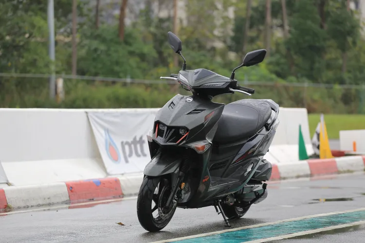 SYM JET SL+和125c.c.水冷動力相較，分別提升了16.3%及25.4%之多，官方公布的0-100公尺加速僅需7.5秒即可擺平。林浩昇攝