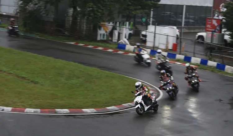 SYM在JET SL+新車發表會後，安排六位車手在桃園大魯閣卡丁車場率先進行表演賽事，展現新車優異的性能及操控實力。林浩昇攝