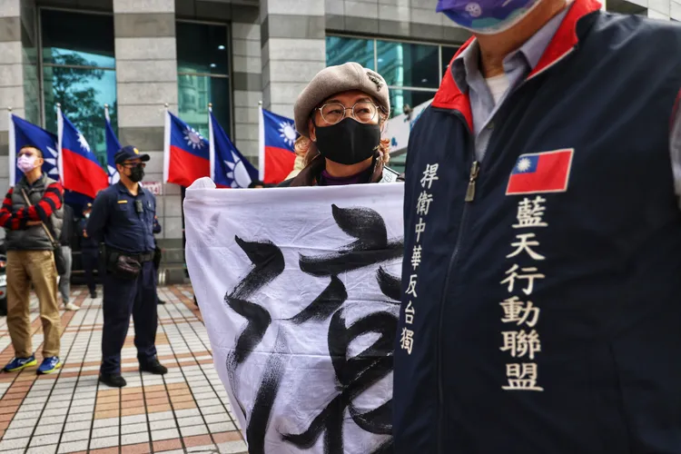 藍天行動聯盟今到國民黨中央抗議，要求朱立倫下台。林林攝