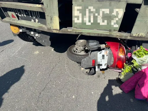 彰化拖板車倒車釀禍　女騎士連人帶車卡車底！傷重不治