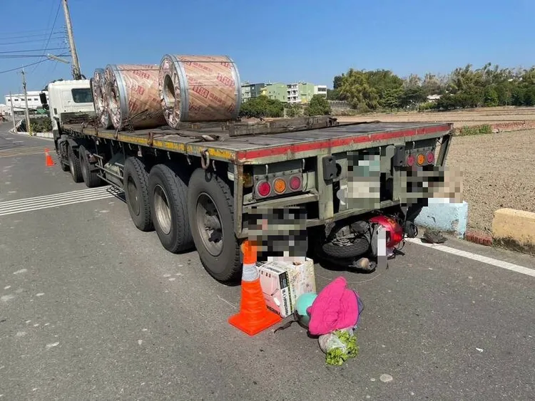 拖板車疑因會車需要倒車，沒注意後方有機車而肇禍。民眾提供