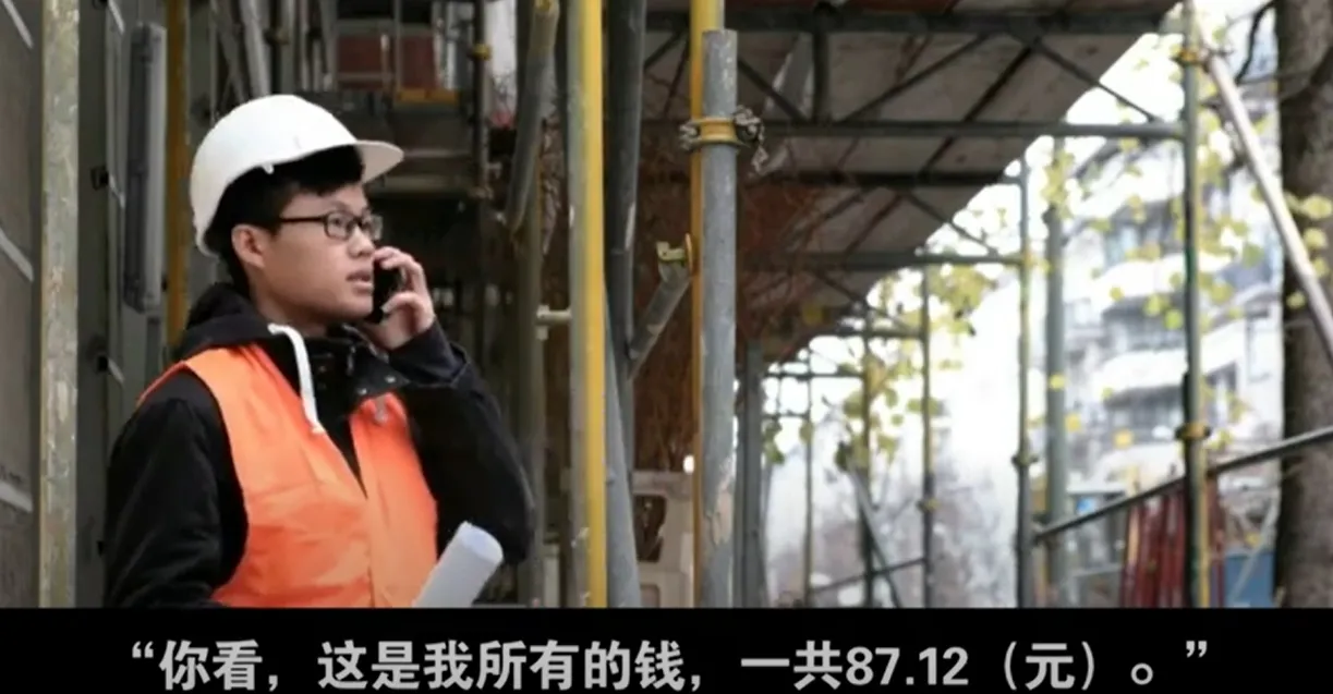 「凌晨路邊等活的農民工」畫面。翻攝YouTube