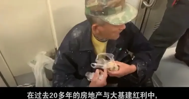 「凌晨路邊等活的農民工」畫面。翻攝YouTube