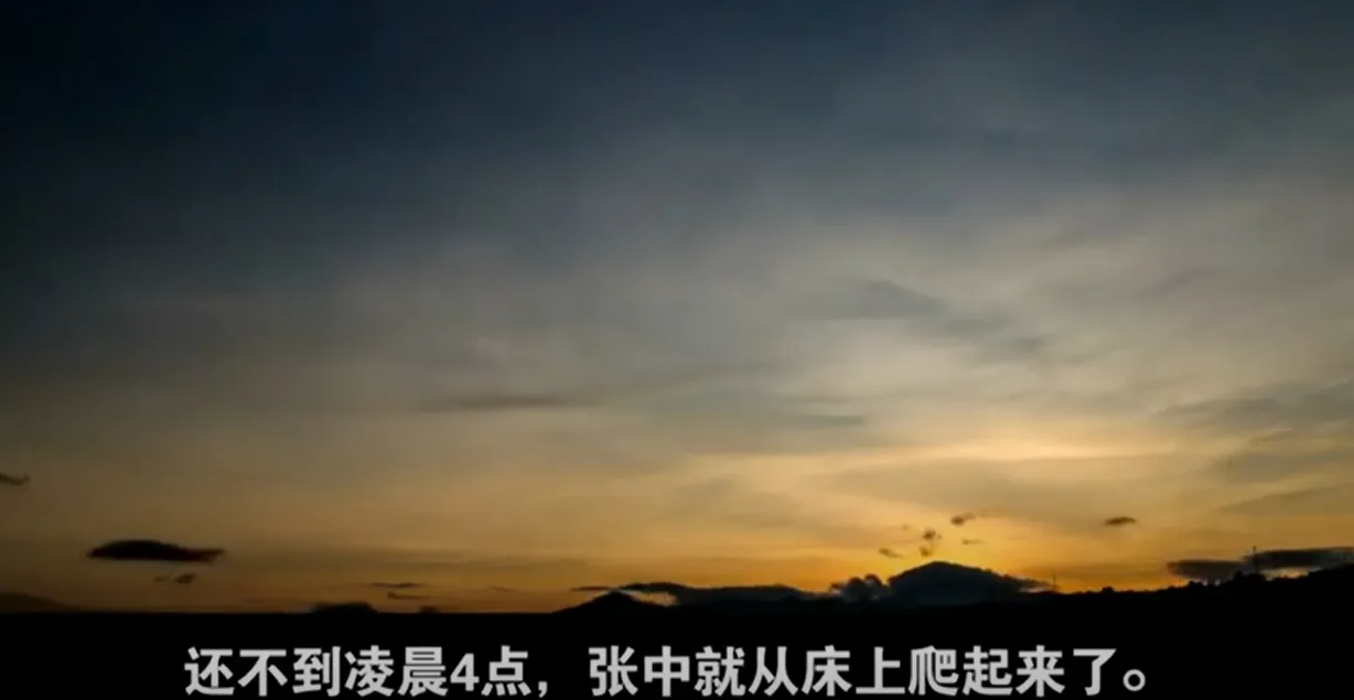 「凌晨路邊等活的農民工」畫面。翻攝YouTube